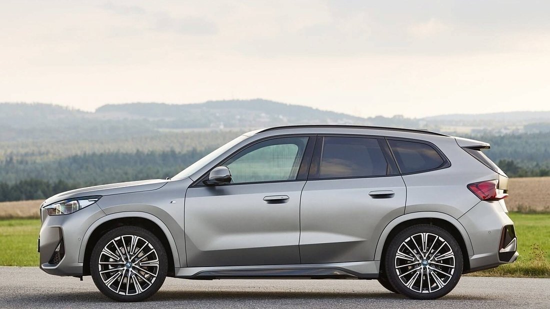 BMW iX1 xDrive30 (2022-…) side profile photo, silhouette, doors, wheels, exterior