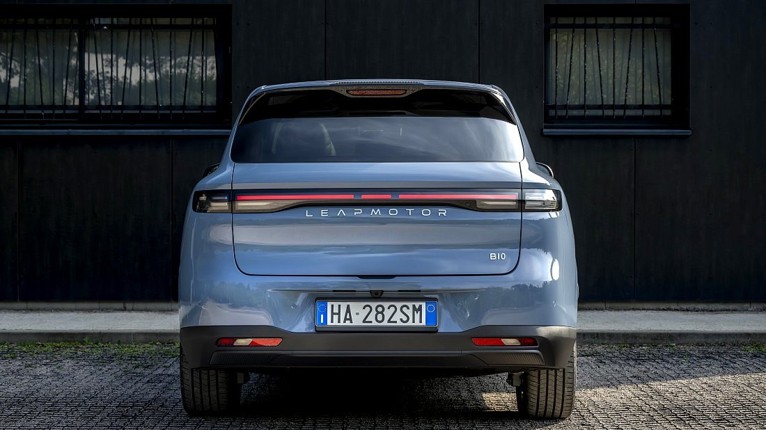 Leapmotor B10 Pro Max (2025-..) rear view photo, taillights, trunk, spoiler, badge, bumper, exterior