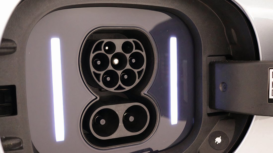 Mercedes EQE SUV AMG 43 4MATIC (2022-…) charge port Europe photo, charging, inlet, plug, connector