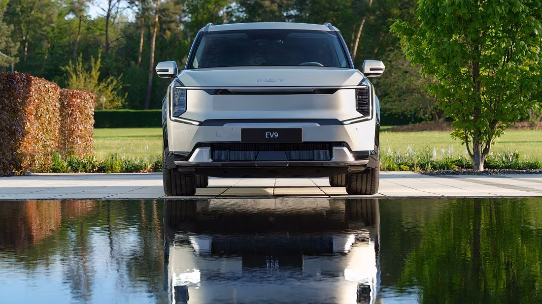 Kia EV9 Long Range AWD (2023-…) front fascia photo, grille, headlights, bumper, exterior