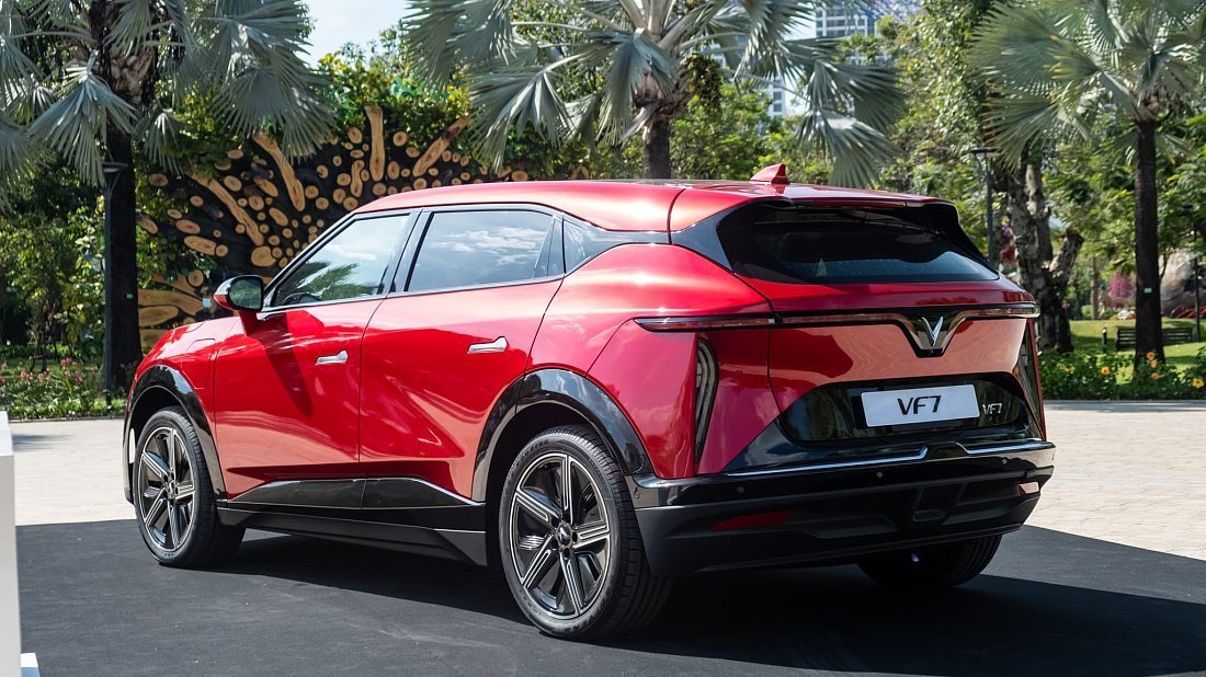 VinFast VF 7 Plus (2024-…) rear quarter, three-quarter view, diagonal, exterior