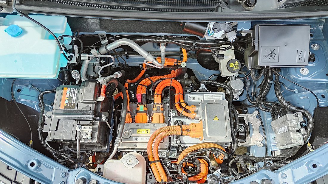 Dacia Spring Electric 65 (2023-2024) frunk photo, front trunk, under hood, storage, cargo, capacity, bonus space