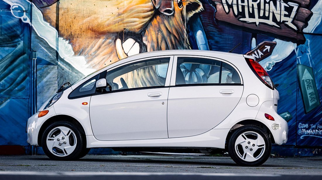 Mitsubishi i-MiEV Gen 1 (2010-2021) side profile photo, silhouette, doors, wheels, exterior