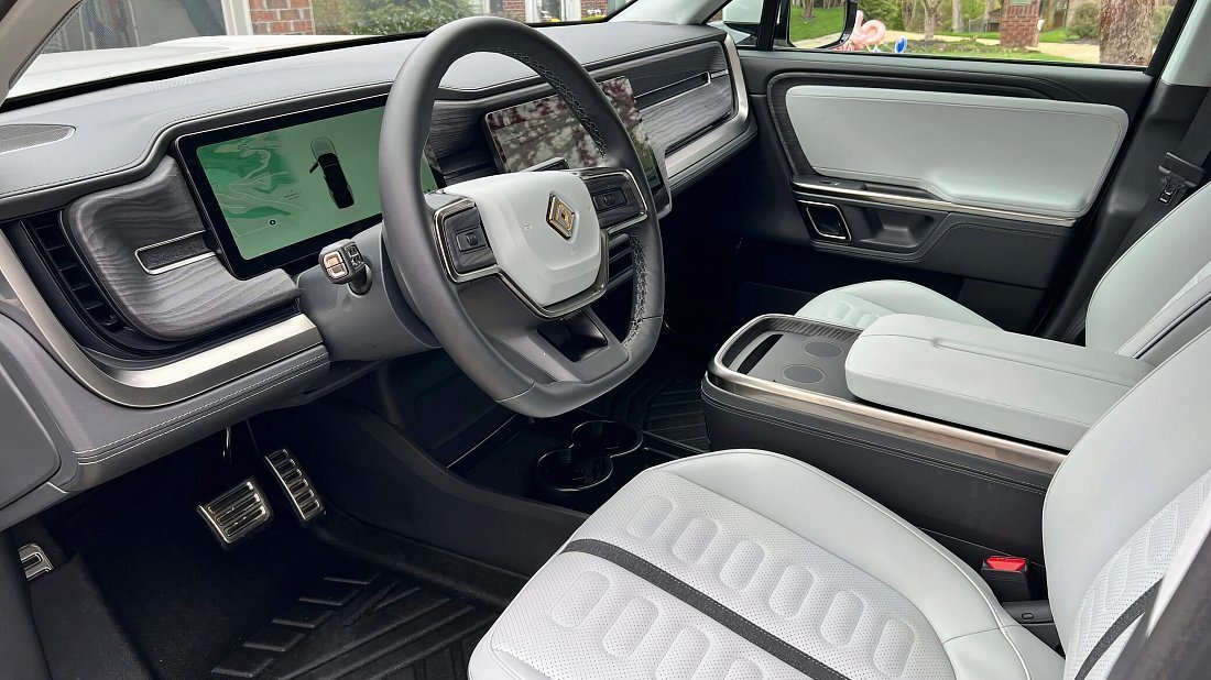 Rivian R1S Performance Dual-Motor AWD Large (2023-2024) interior, front seat, driver seat, dashboard, steering wheel, infotainment, cockpit