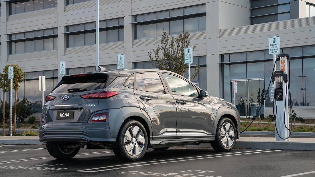 Hyundai Kona Electric Standard Range (2018-2019) rear quarter photo, three-quarter view, diagonal, exterior
