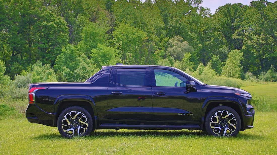 Chevrolet Silverado EV LT Extended Range (2025-…) side profile, silhouette, doors, wheels, exterior