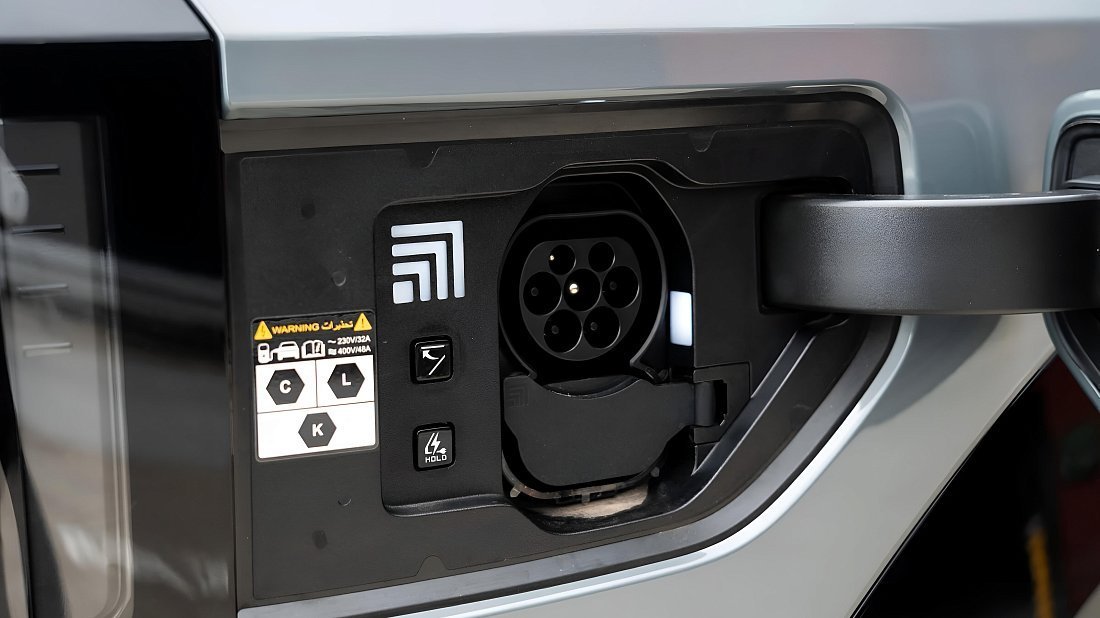 Kia EV9 Long Range AWD (2023-…) charge port Europe photo, charging, inlet, plug, connector