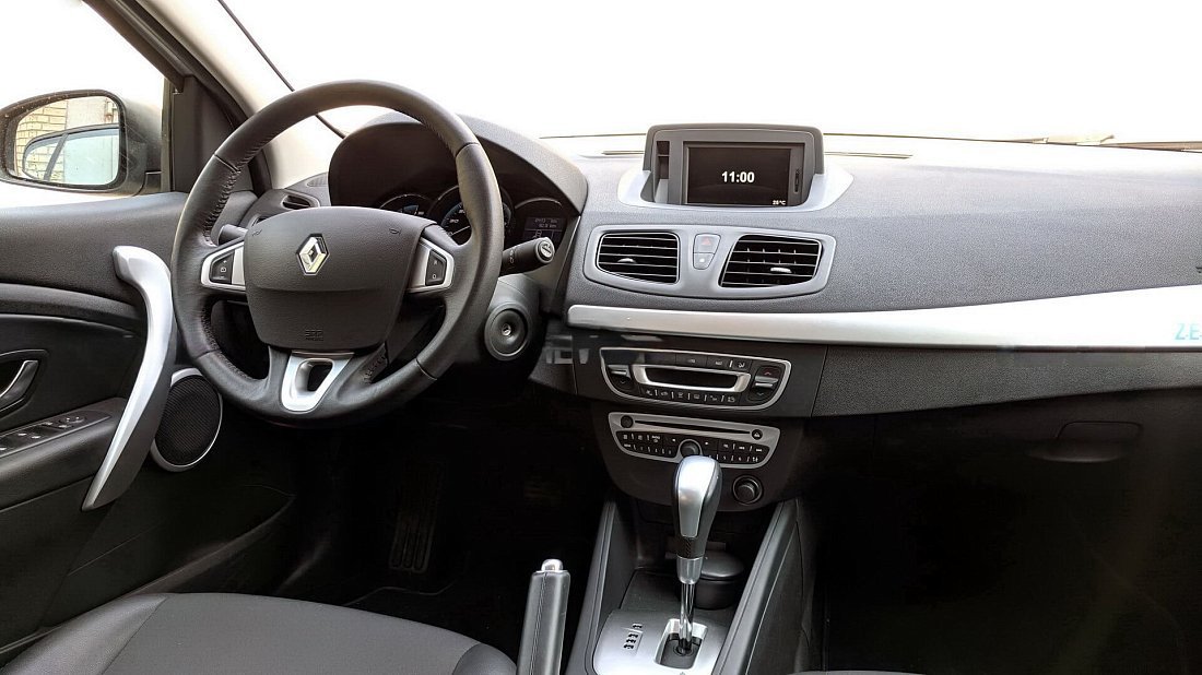 Renault Fluence Z.E. (2011-2014) interior, front seat, driver seat, dashboard, steering wheel, infotainment, cockpit