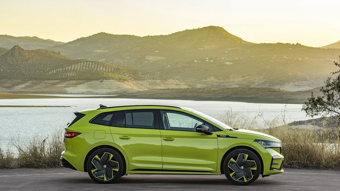 Škoda Enyaq iV RS (2023) side profile photo, silhouette, doors, wheels, exterior