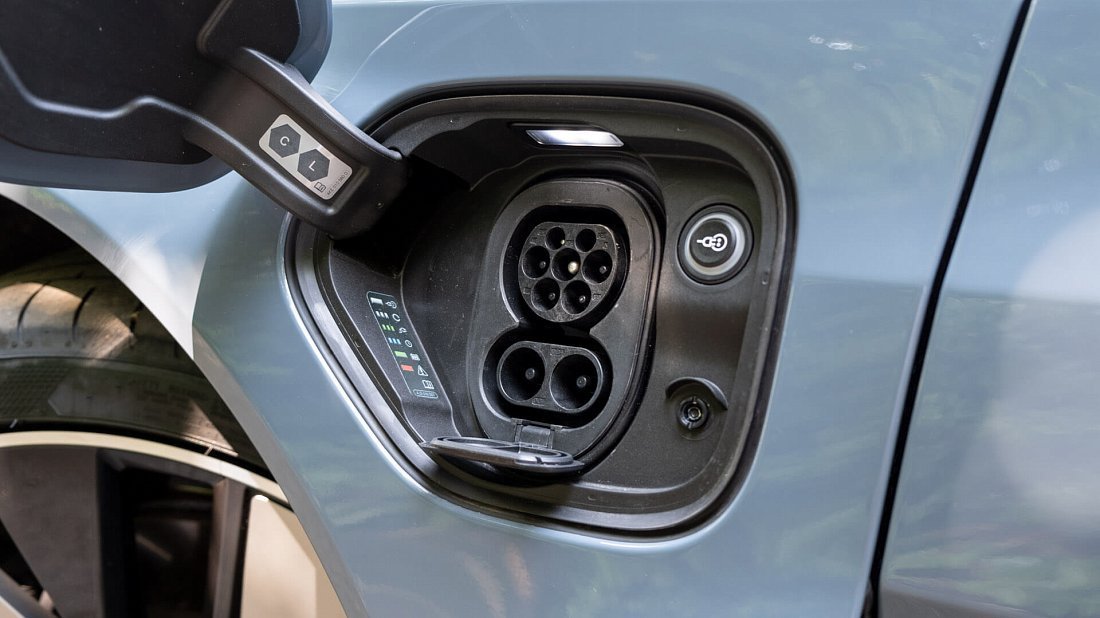 Audi e-tron GT quattro (2021-2024) charge port Europe, charging, inlet, plug, connector