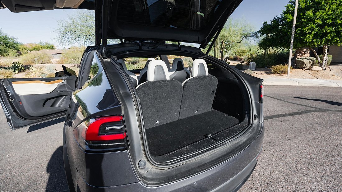 Tesla Model X P100D (2016-2019) trunk, boot, seats up, seats upright, cargo space, cargo volume, cargo capacity, storage