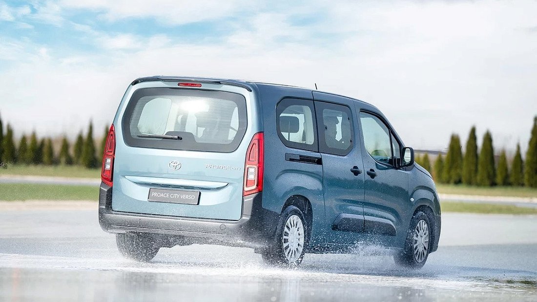 Toyota Proace City Verso Electric L2 52 kWh (2024-...) rear quarter photo, three-quarter view, diagonal, exterior