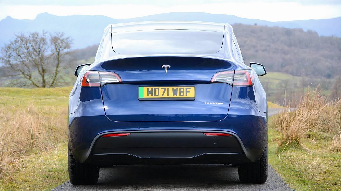 Tesla Model Y Standard Range RWD (2021-2025) rear view, taillights, trunk, spoiler, badge, bumper, exterior