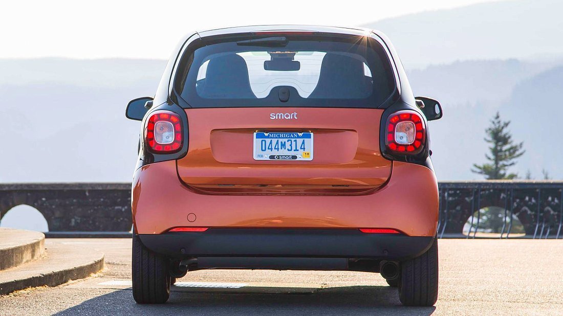 Smart EQ fortwo coupe (2017-2019) rear view photo, taillights, trunk, spoiler, badge, bumper, exterior