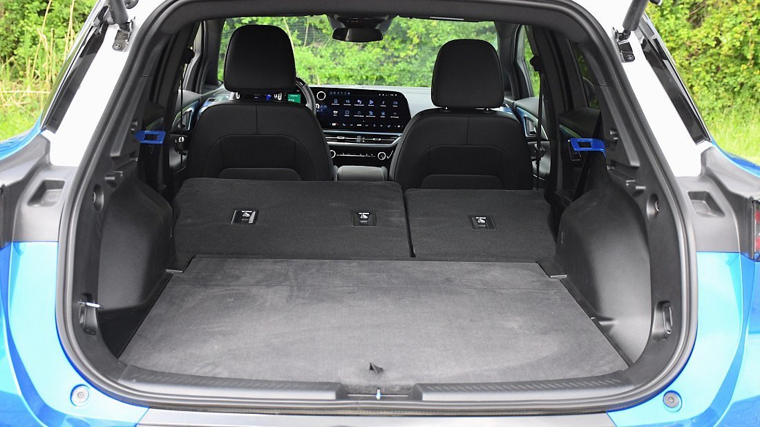 Chevrolet Equinox EV FWD (2024-…) trunk, boot, expanded, folded seats, maximum volume, max cargo, max capacity, max storage