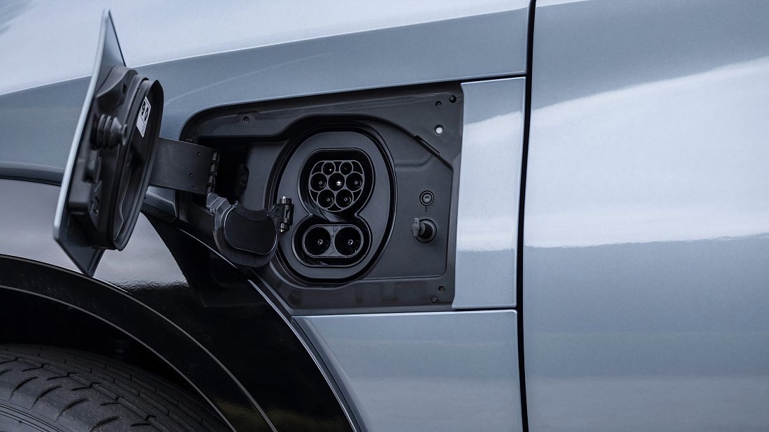 Lexus RZ 300e (2024-…) charge port Europe photo, charging, inlet, plug, connector