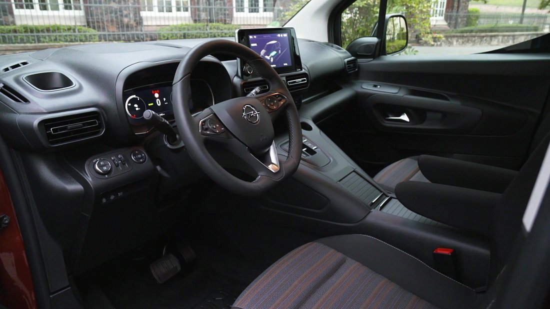 Opel Combo Electric Life 50 kWh (2021-2024) interior, front seat, driver seat, dashboard, steering wheel, infotainment, cockpit