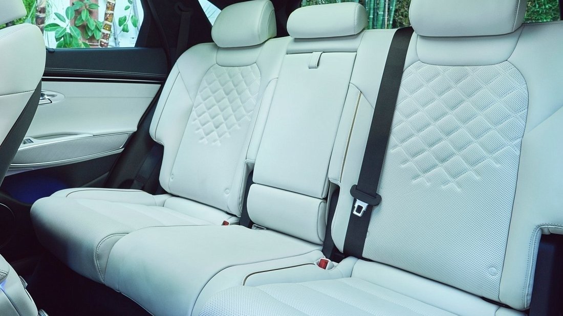 Genesis Electrified GV70 AWD (2022-…) rear seats photo, back seats, passenger seats, legroom, headroom, interior