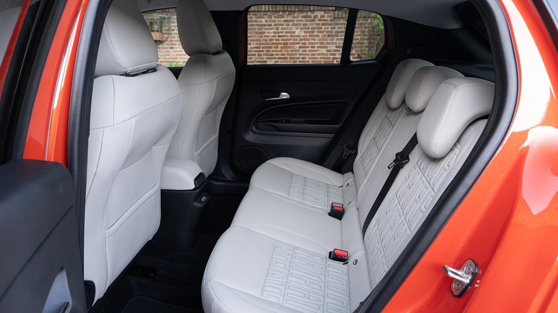 Fiat 600e (2023-…) rear seats photo, back seats, passenger seats, legroom, headroom, interior