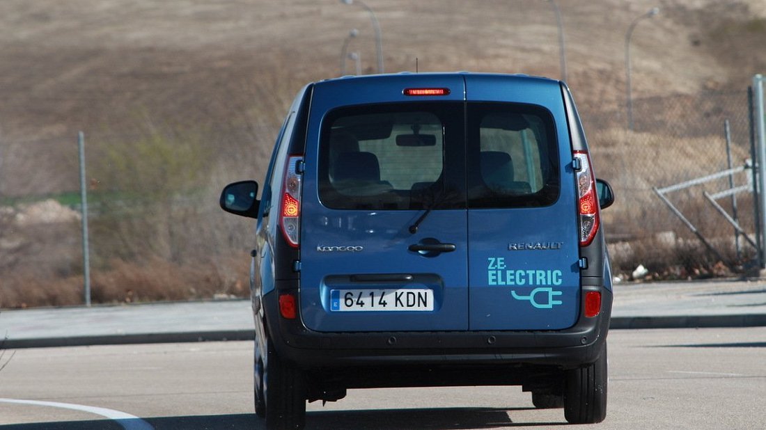 Renault Kangoo Z.E. 33 Maxi (2017-2022) rear view photo, taillights, trunk, spoiler, badge, bumper, exterior