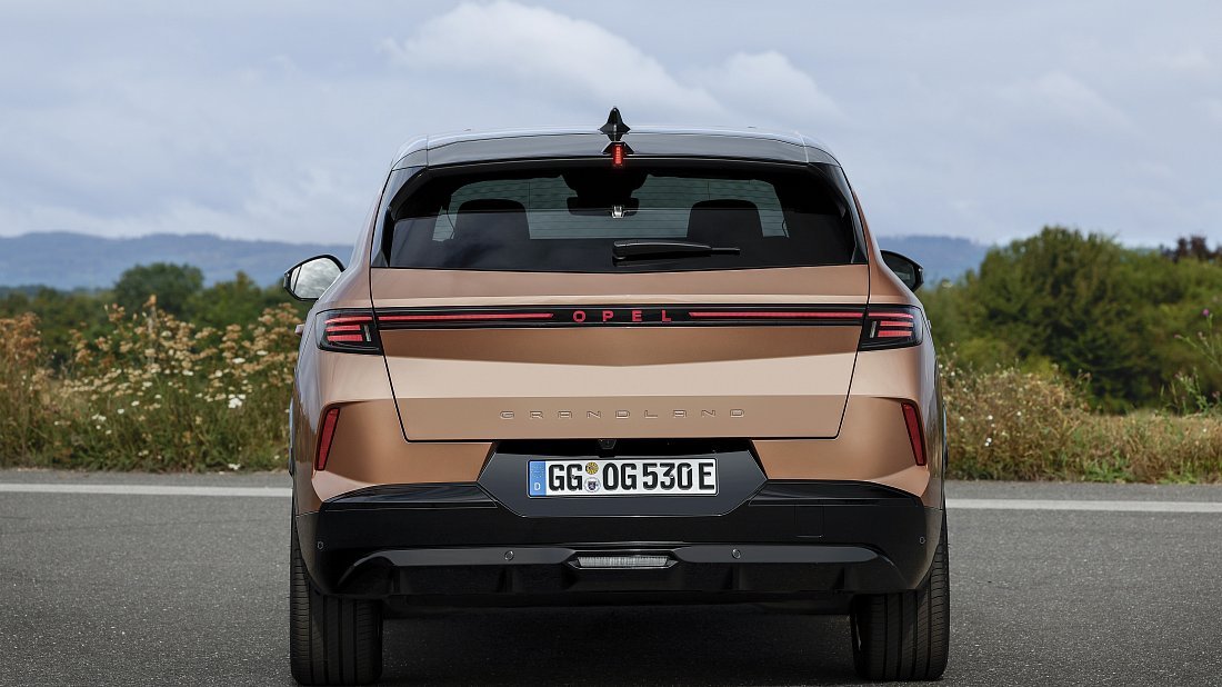 Opel Grandland Electric 73 kWh (2024-…) rear view photo, taillights, trunk, spoiler, badge, bumper, exterior