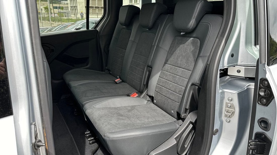 Mercedes EQT 200 Standard (2023-…) rear seats, back seats, passenger seats, legroom, headroom, interior