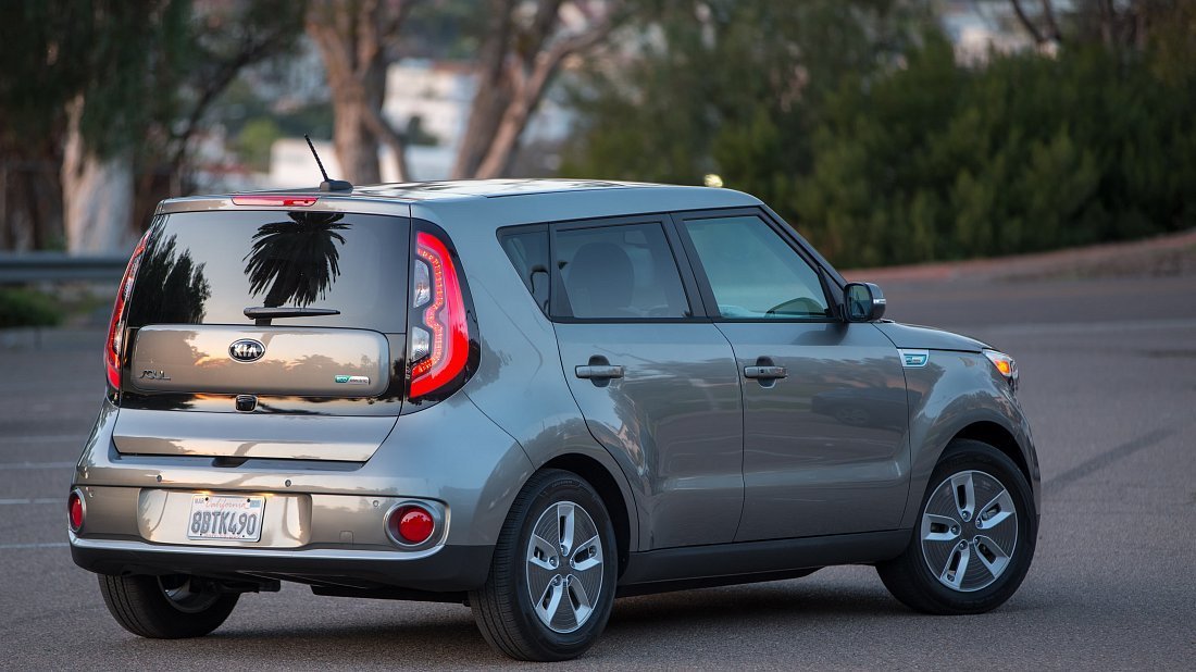 Kia Soul EV (2017-2019) rear quarter, three-quarter view, diagonal, exterior