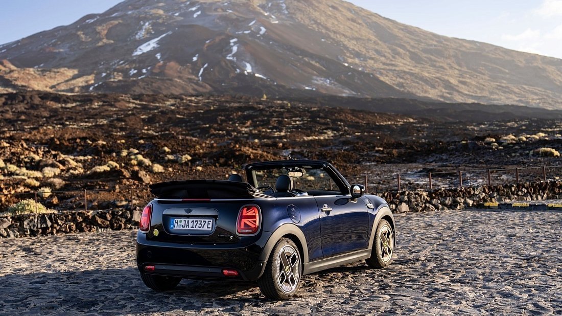 Mini Cooper SE Convertible (2023-2024) rear quarter, three-quarter view, diagonal, exterior