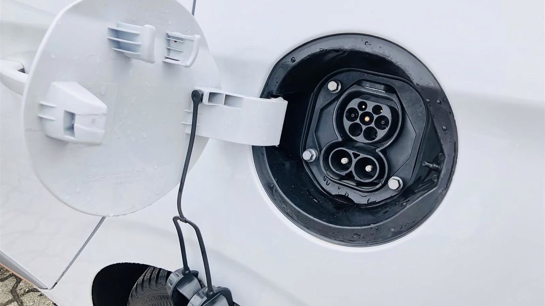 Hyundai Ioniq Electric Gen 2 (2019-2022) charge port Europe photo, charging, inlet, plug, connector