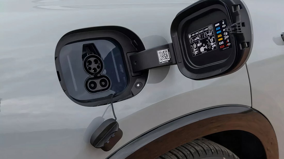 Mercedes EQS SUV 450 4MATIC (2022-2023) charge port USA photo, charging, inlet, plug, connector