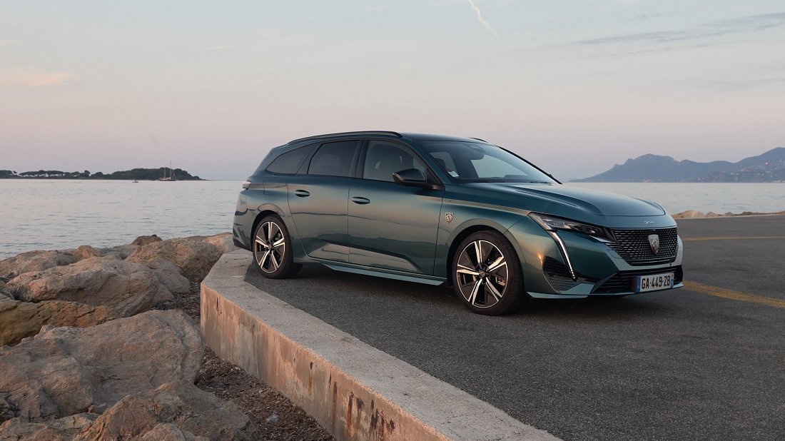 Peugeot e-308 Station Wagon (2023-…) front view, front quarter, diagonal, exterior