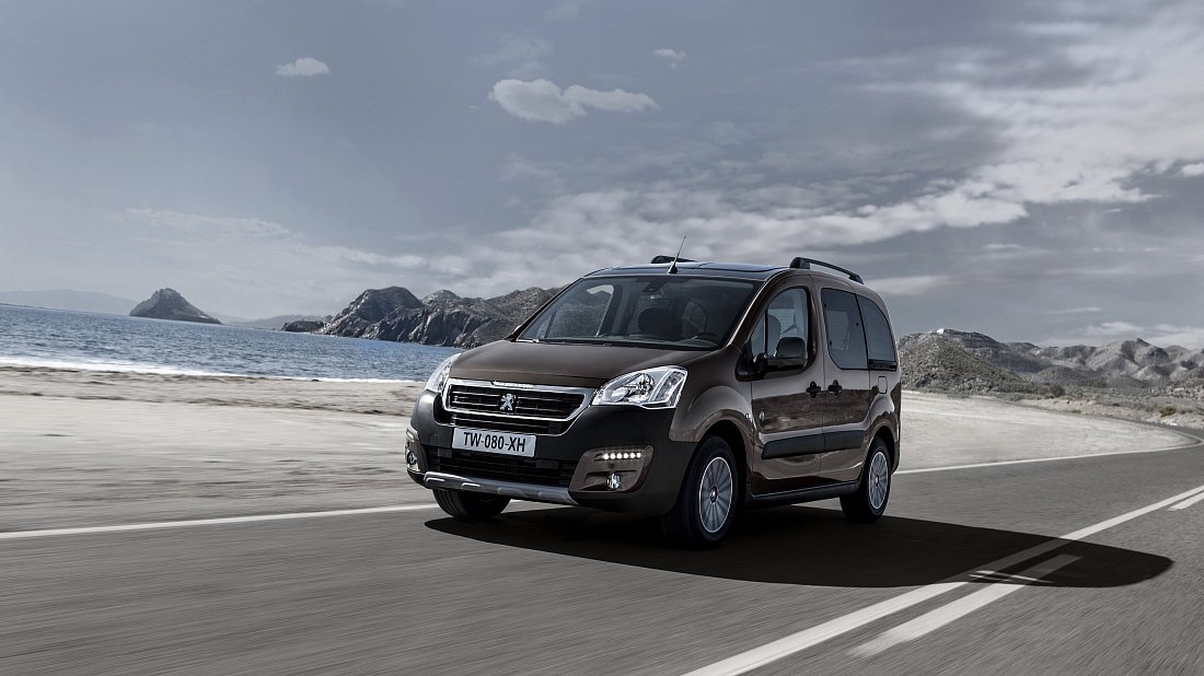 Peugeot Partner Tepee Electric (2017-2020) front view photo, front quarter, diagonal, exterior