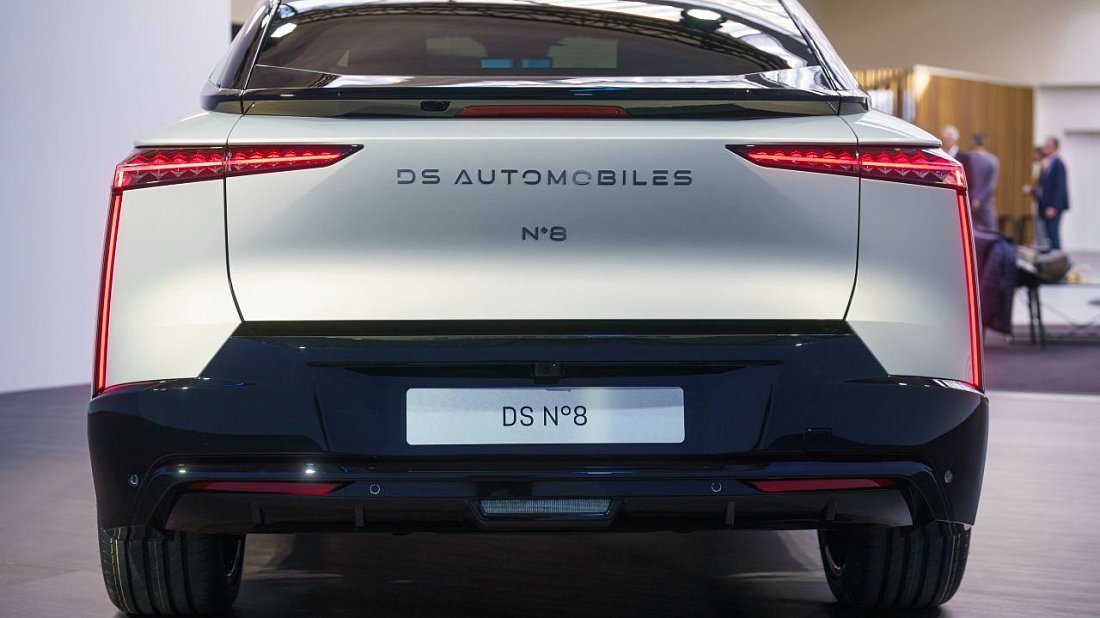 DS 8 AWD Long Range (2025-...) rear view, taillights, trunk, spoiler, badge, bumper, exterior