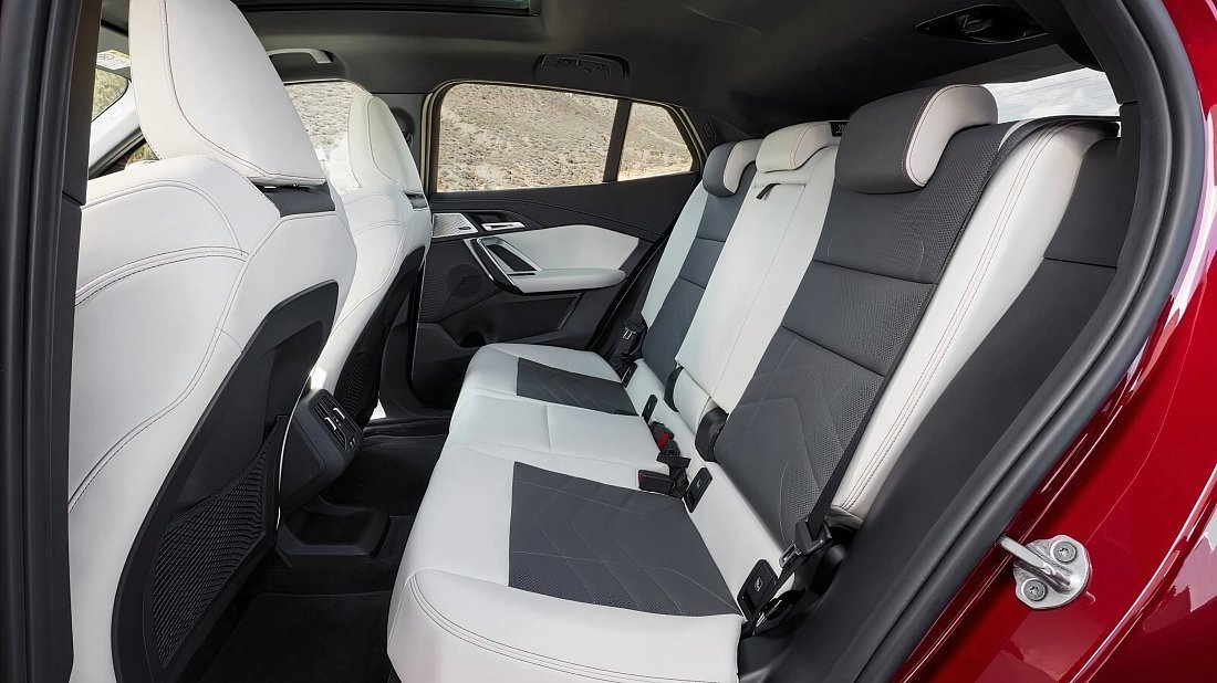 BMW iX2 xDrive30 (2023-…) rear seats, back seats, passenger seats, legroom, headroom, interior