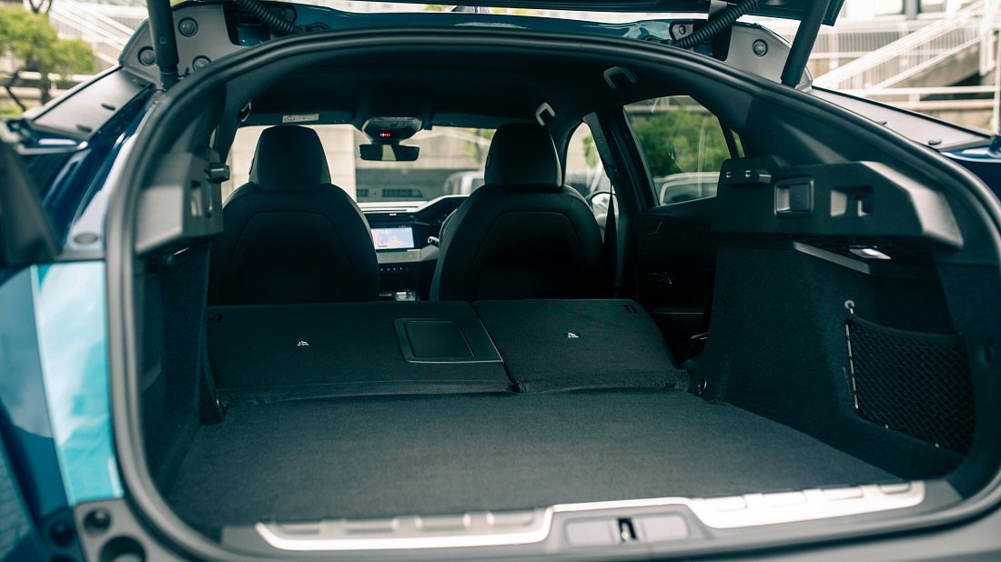 Peugeot e-408 58 kWh (2024-…) folded trunk photo, boot, expanded, folded seats, maximum volume, max cargo, max capacity, max storage
