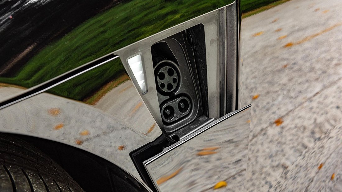 Lucid Air Grand Touring Performance (2022-2024) charge port USA photo, charging, inlet, plug, connector