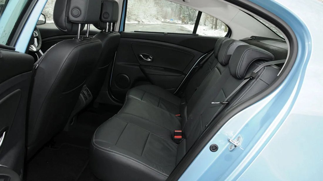 Renault Fluence Z.E. (2011-2014) rear seats, back seats, passenger seats, legroom, headroom, interior