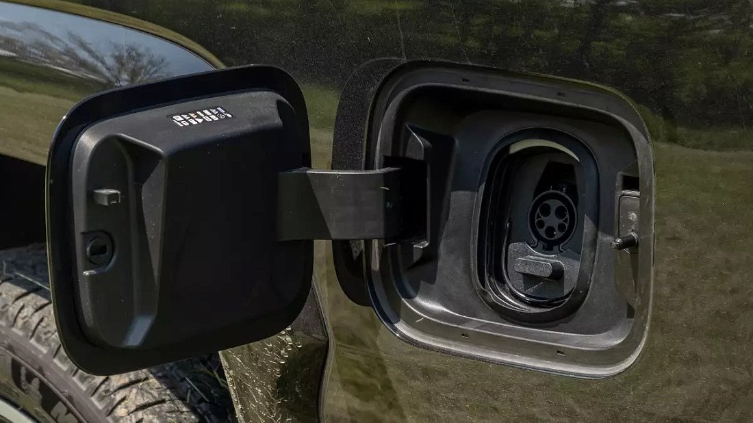 Chevrolet Silverado EV LT Extended Range (2025-…) charge port USA, charging, inlet, plug, connector