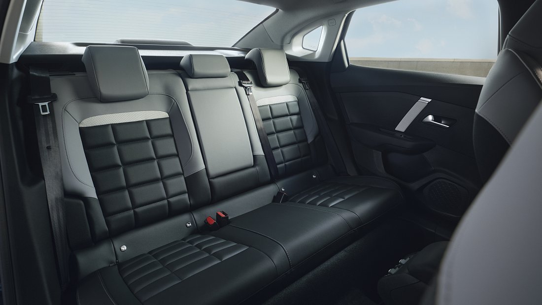 Citroën e-C4 X 54 kWh (2024-…) rear seats photo, back seats, passenger seats, legroom, headroom, interior