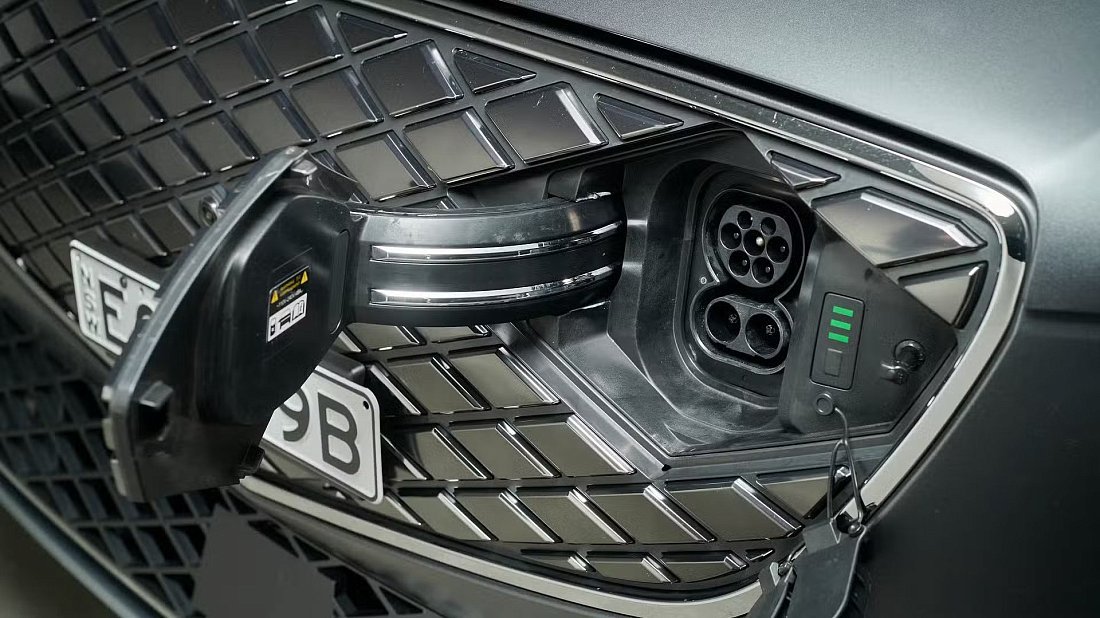 Genesis Electrified GV70 AWD (2022-…) charge port Europe photo, charging, inlet, plug, connector
