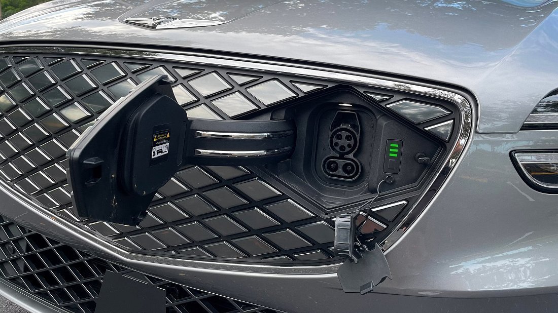 Genesis Electrified GV70 AWD (2022-…) charge port USA photo, charging, inlet, plug, connector