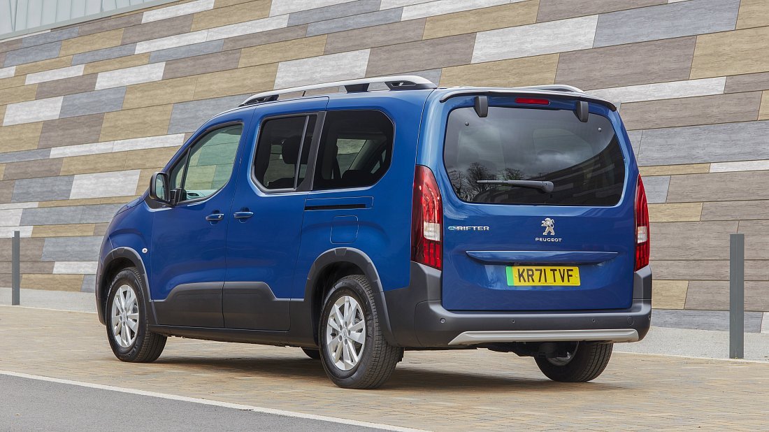 Peugeot e-Rifter Long 50 kWh (2021-2024) rear quarter, three-quarter view, diagonal, exterior