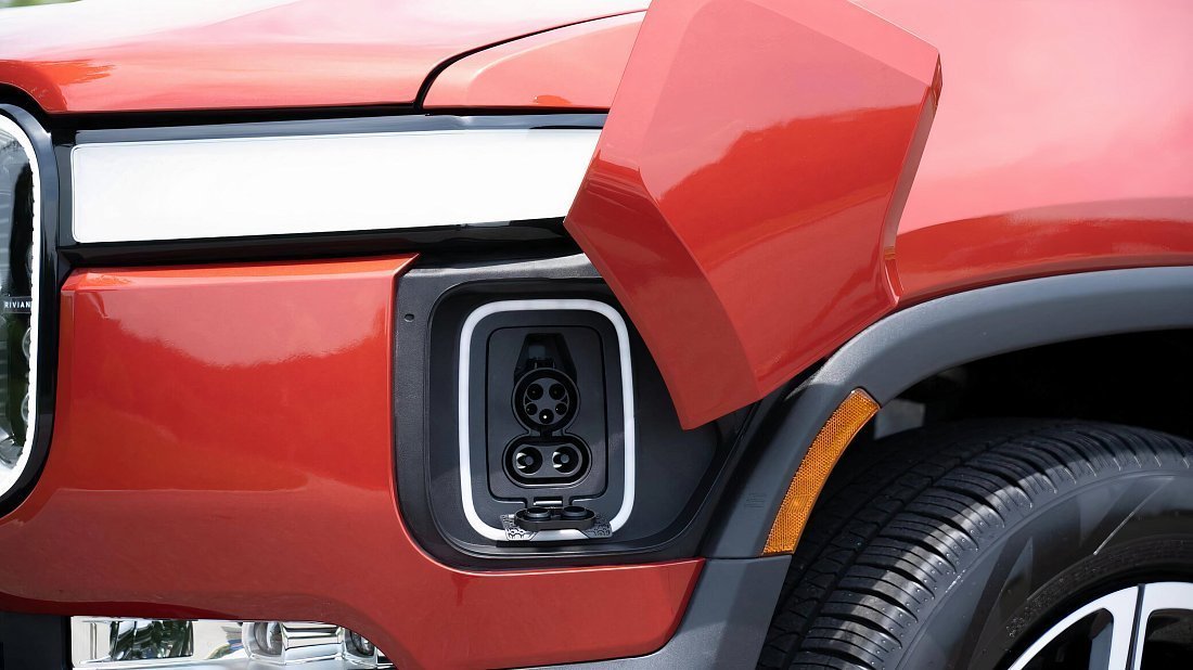 Rivian R1T Quad-Motor AWD Large (2022-…) charge port USA, charging, inlet, plug, connector