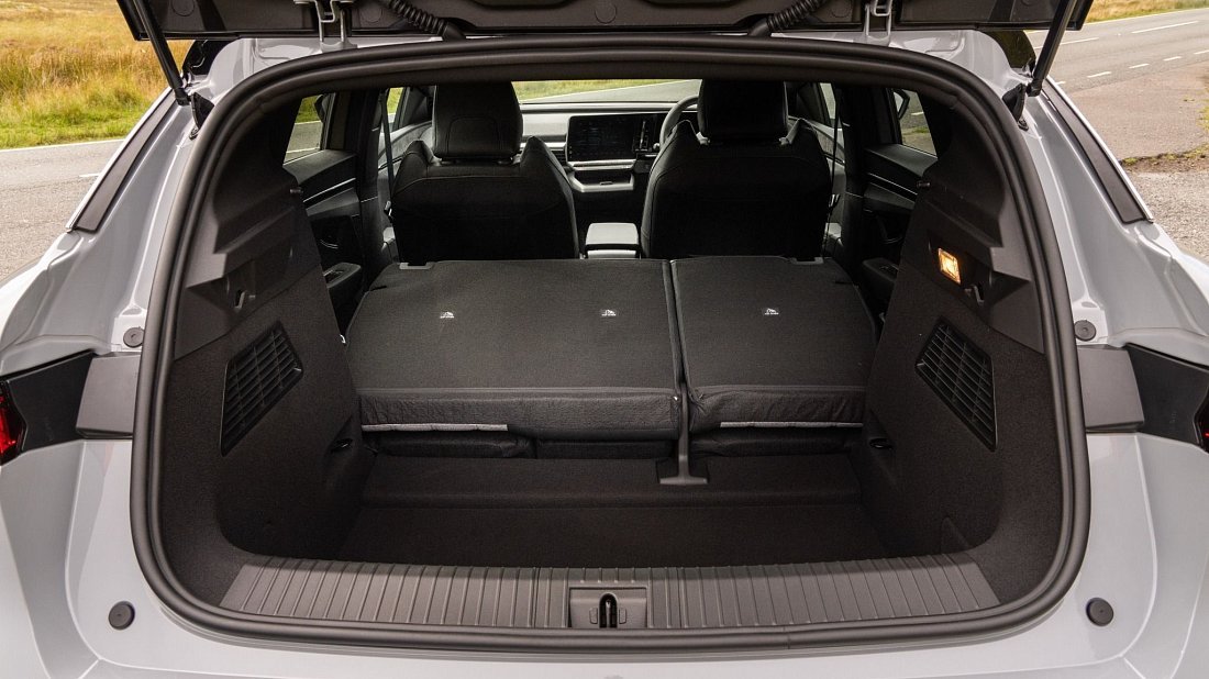 Renault Megane E-Tech EV60 130hp (2022-…) trunk, boot, expanded, folded seats, maximum volume, max cargo, max capacity, max storage