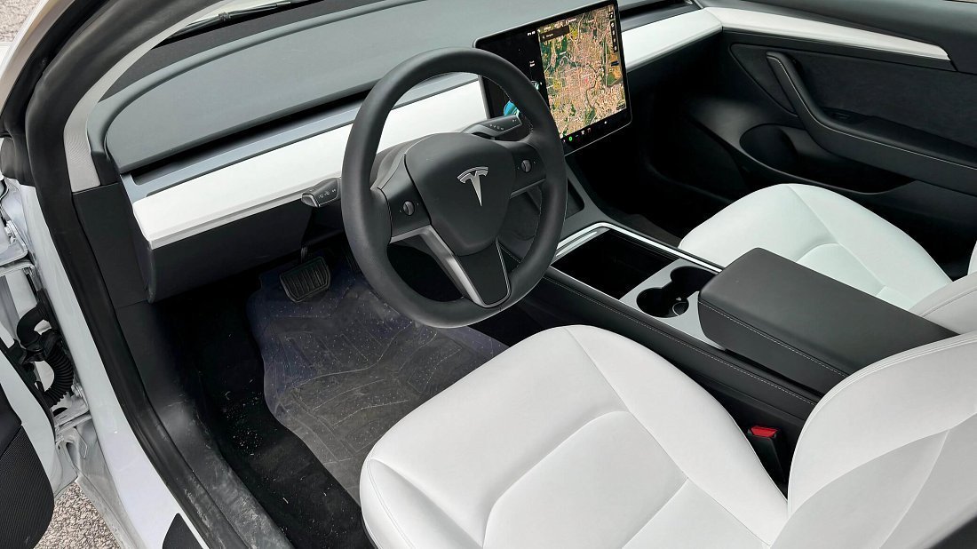 Tesla Model 3 Mid Range (2018-2020) interior, front seat, driver seat, dashboard, steering wheel, infotainment, cockpit