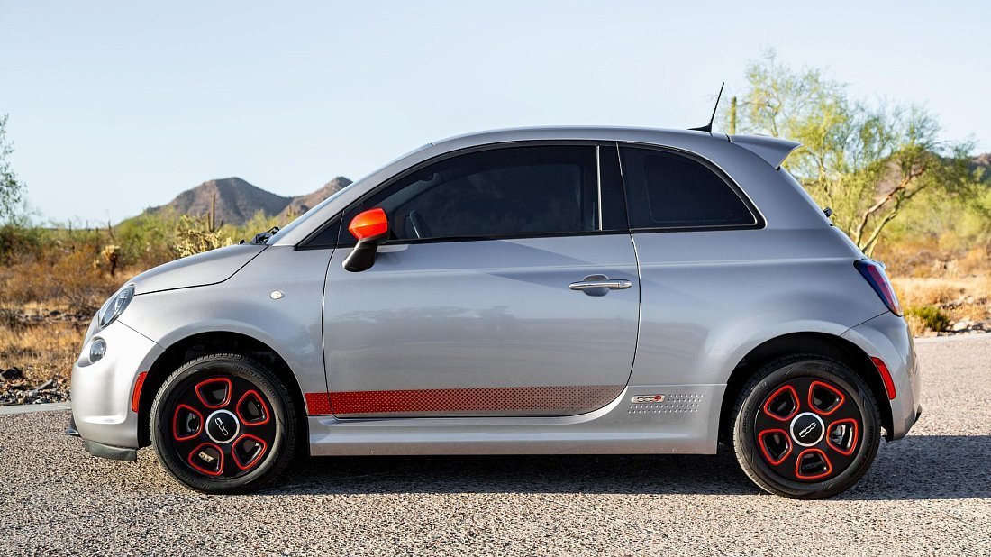 Fiat 500e Hatchback 24 kWh (2013-2019) side profile photo, silhouette, doors, wheels, exterior