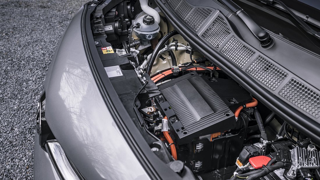 Toyota Proace Verso Electric L 75 kWh (2021-2024) frunk, front trunk, under hood, storage, cargo, capacity, bonus space