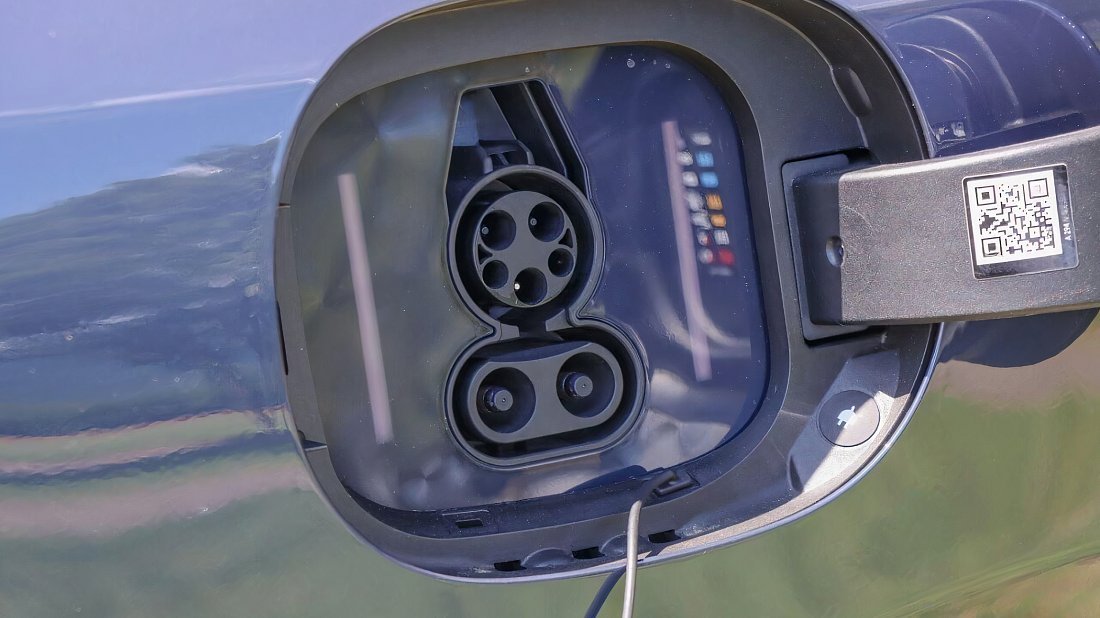 Mercedes EQE SUV AMG 43 4MATIC (2022-…) charge port USA photo, charging, inlet, plug, connector