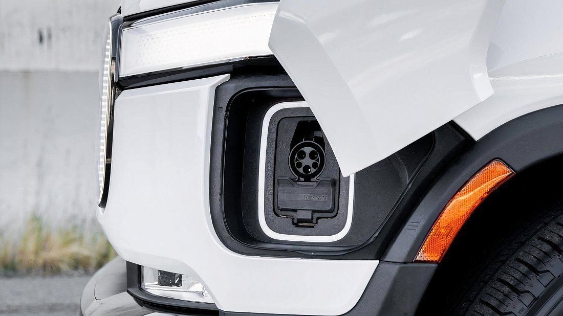 Rivian R1S Performance Dual-Motor AWD Large (2023-2024) charge port USA, charging, inlet, plug, connector