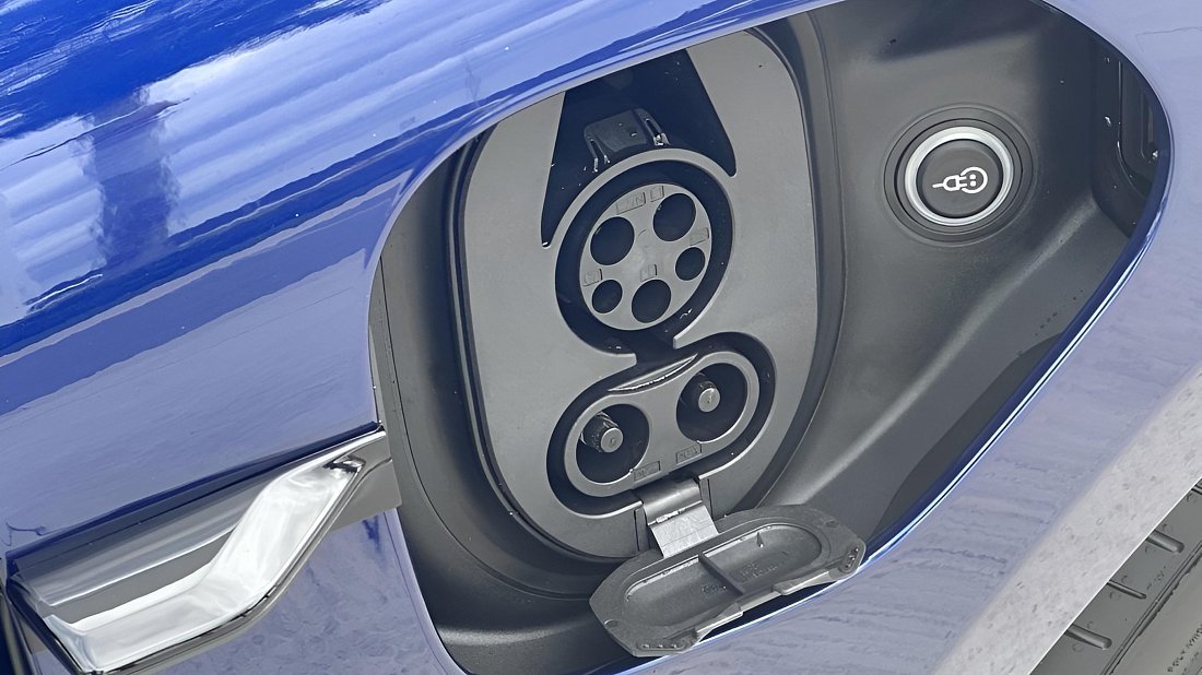 Porsche Taycan 4 (2024-…) charge port USA, charging, inlet, plug, connector